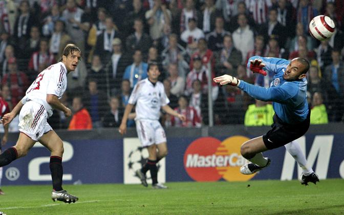 Il gol al Psv nella semifinale di ritorno del 2005. Reuters